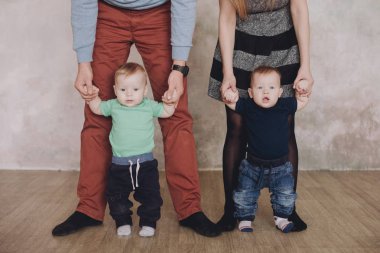 Mutlu aile portrair. Anne bebek iki erkek İkizler ile.