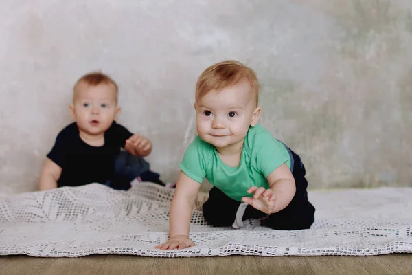 Dois irmãos gémeos sentados. Dois garotos assistindo à câmera . — Fotografia de Stock