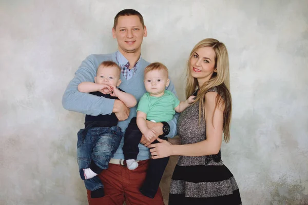 Mutlu aile portrair. Anne bebek iki erkek İkizler ile.
