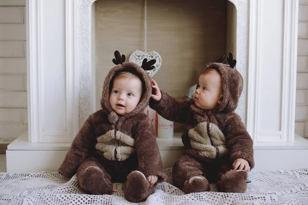 Dois meninos gêmeos. Eles estão montando juntos em uma fantasia de veado . — Fotografia de Stock