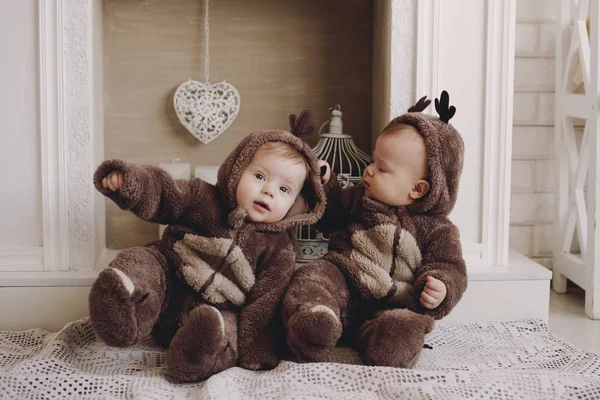 Dois meninos gêmeos. Eles estão montando juntos em uma fantasia de veado . — Fotografia de Stock