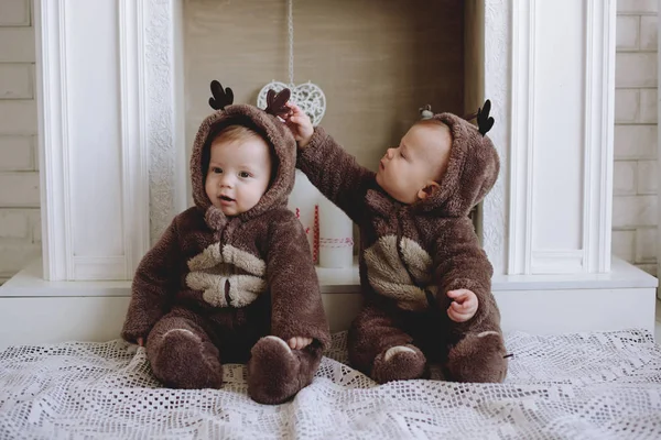 Dois meninos gêmeos. Eles estão montando juntos em uma fantasia de veado . — Fotografia de Stock