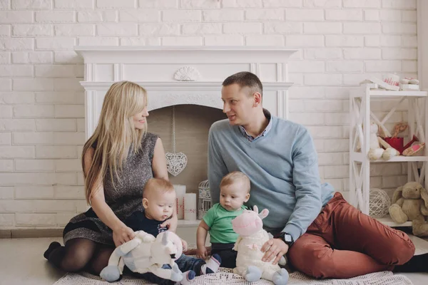 Glückliches Familienporträt. Eltern mit Baby zwei Jungen Zwillinge. — Stockfoto