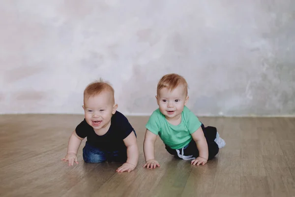 Dois irmãos gémeos sentados. Dois garotos assistindo à câmera — Fotografia de Stock
