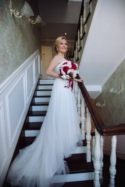 Otel odasında güzel gelin portresi kapatın. Beyaz elbiseli kadın. Lüks düğün günü.