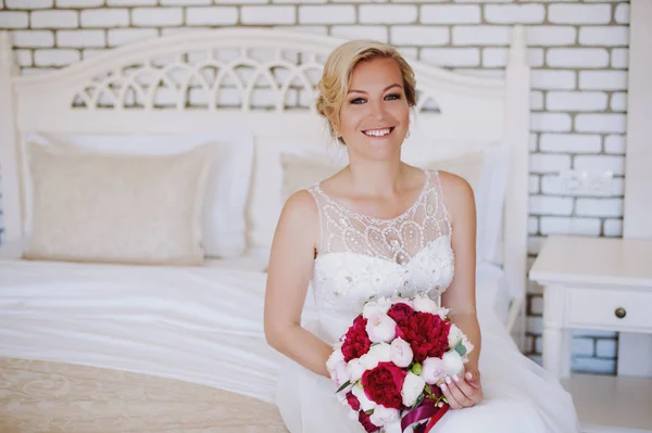 Närbild porträtt av vackra bruden i hotellrum. Kvinna i vit klänning. Lyxiga bröllopsdag. — Stockfoto