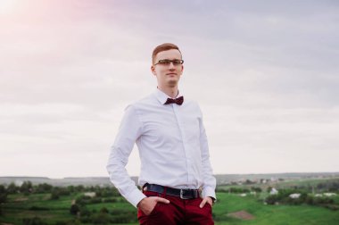 Genç yakışıklı damat nefis yenilikçi bir takım elbise ve kravat portresi yakın çekim 