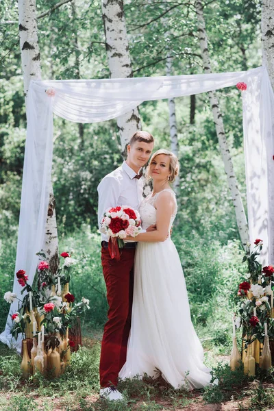 Όμορφο ζευγάρι, νύφη και γαμπρός στο δάσος. Το φόντο του διακόσμηση γάμου. — Φωτογραφία Αρχείου