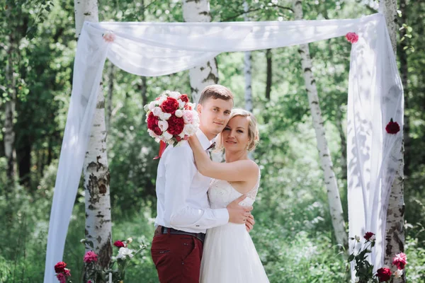 年轻美丽的夫妇，新娘和新郎在森林里。婚礼装饰背景. — 图库照片
