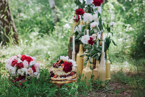 Bella torta di frutta nuziale. Vista dall'alto. Delizioso piatto di frutta all'aperto . — Foto Stock