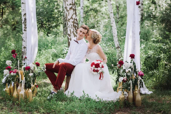 Genç güzel çift, gelin ve damat ormanın içinde. Düğün dekor arka planı. — Stok fotoğraf