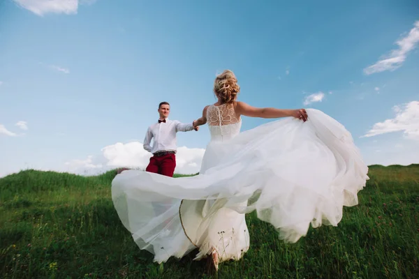 Jeune beau couple de mariage câlin sur la nature. Charmant couple, mariée et marié posant — Photo