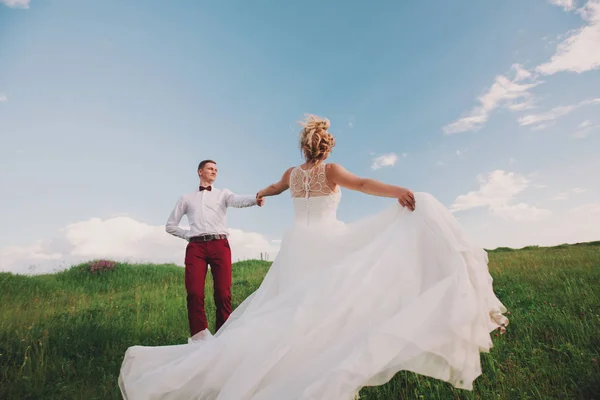 Casal bonito jovem abraçando na natureza. Casal encantador, noiva e noivo posando — Fotografia de Stock