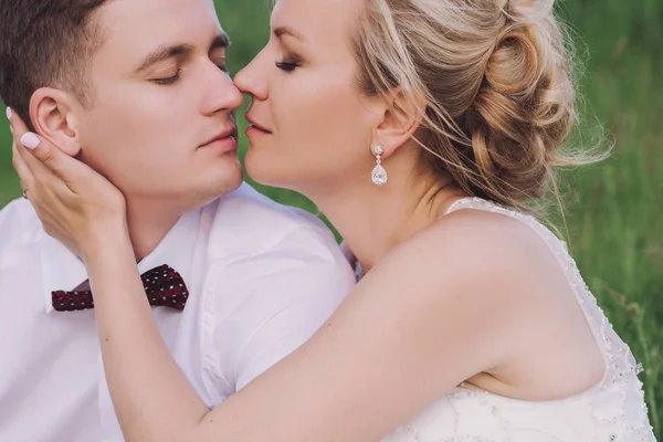 La pareja de boda en la naturaleza se está abrazando. Hermosa modelo chica en vestido blanco. Hombre de traje. Belleza novia con novio . —  Fotos de Stock