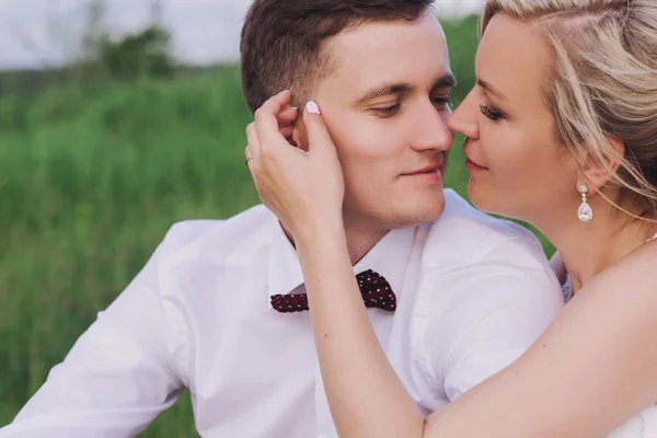 Couple de mariage sur la nature se serre dans ses bras. Belle fille modèle en robe blanche. Un homme en costume. Mariée beauté avec marié . — Photo