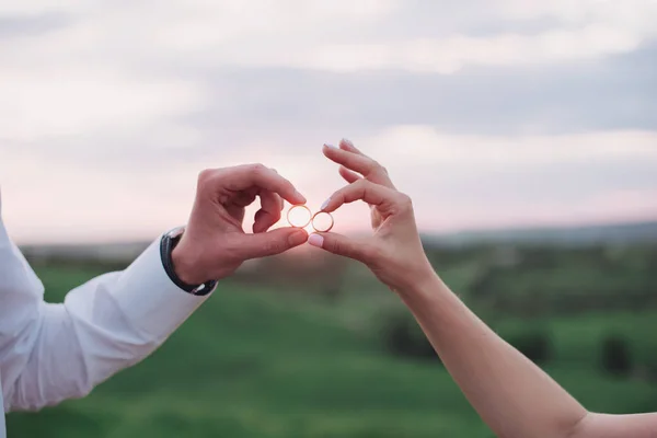 Manos en el amor - Anillo de boda con la mano humana en la luz del atardecer — Foto de Stock