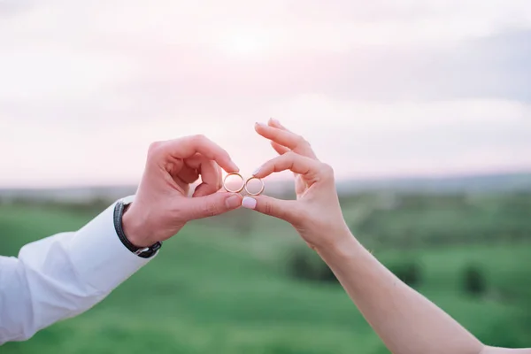 Manos en el amor - Anillo de boda con la mano humana en la luz del atardecer — Foto de Stock