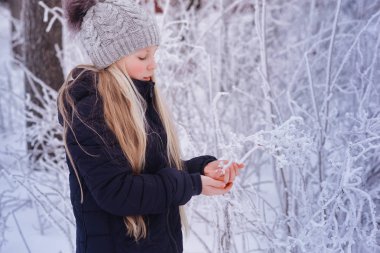 Kış kız parçalı. Güzellik neşeli genç Model kız kış Park eğlenmek. Güzel kız açık havada gülüyor. Doğanın keyfini.