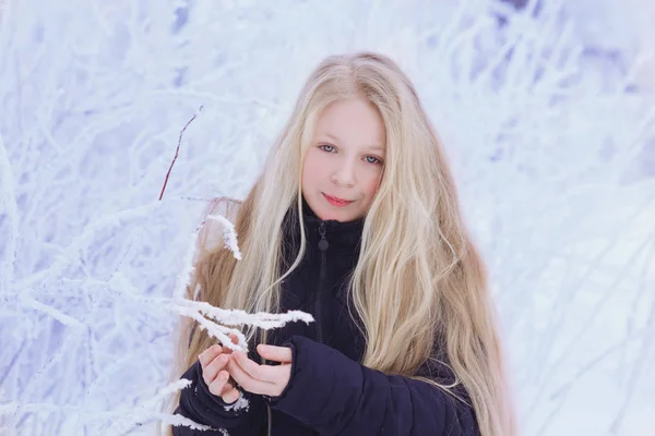 Vinter Flicka Blåser Snö Skönhet Joyful Modell Tonårsflicka Kul Vinterparken — Stockfoto