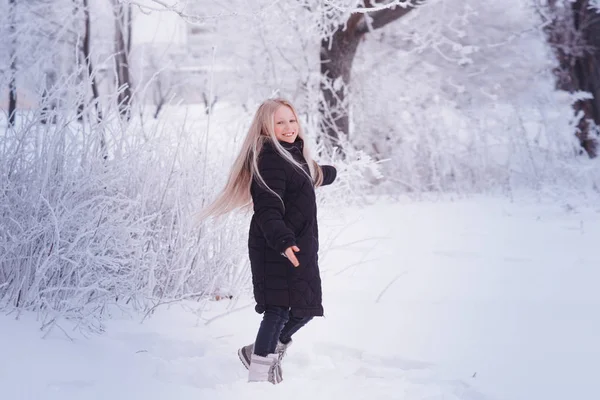 Vinter Flicka Blåser Snö Skönhet Joyful Modell Tonårsflicka Kul Vinterparken — Stockfoto