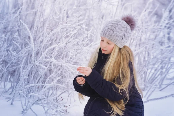 Vinter Flicka Blåser Snö Skönhet Joyful Modell Tonårsflicka Kul Vinterparken — Stockfoto