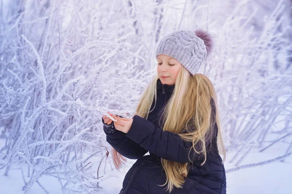 Vinter Flicka Blåser Snö Skönhet Joyful Modell Tonårsflicka Kul Vinterparken — Stockfoto