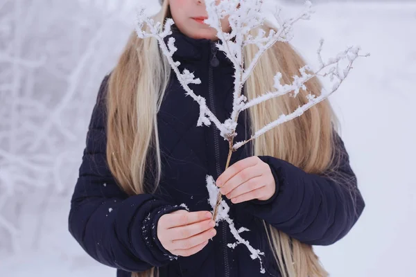 Menina Inverno Soprando Neve Beauty Joyful Teenage Model Girl Divertindo — Fotografia de Stock