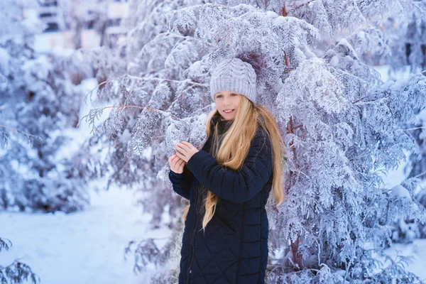 Vinter Flicka Blåser Snö Skönhet Joyful Modell Tonårsflicka Kul Vinterparken — Stockfoto