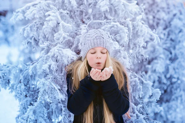Vinter Flicka Blåser Snö Skönhet Joyful Modell Tonårsflicka Kul Vinterparken — Stockfoto