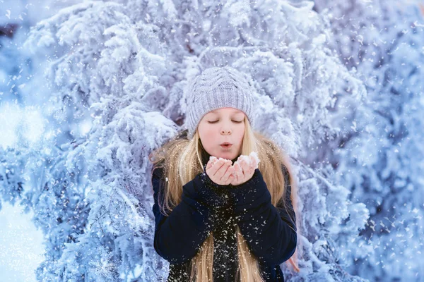 Chica Invierno Soplando Nieve Belleza Alegre Adolescente Modelo Chica Divertirse — Foto de Stock