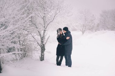 Sevgi dolu bir çift bir kış yürüyüş. Kar aşk hikayesi, kış büyü. Erkek ve kadın soğuk sokakta. Adam ve kız kar üzerinde dinlenme. Genç bir aile Noel ruh.