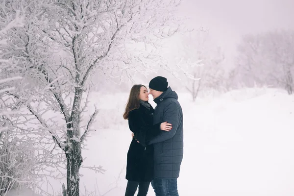 Una Pareja Cariñosa Paseo Invierno Historia Amor Nieve Magia Invierno — Foto de Stock