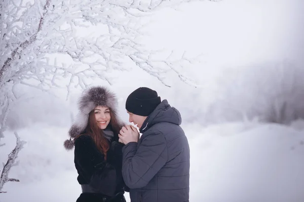 Milující Pár Zimní Procházku Příběh Lásky Sníh Zimní Kouzlo Muž — Stock fotografie