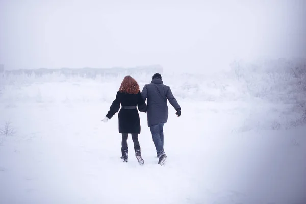 Una Pareja Cariñosa Paseo Invierno Historia Amor Nieve Magia Invierno —  Fotos de Stock