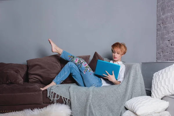 Jeune Femme Élégante Avec Ordinateur Portable Dans Les Mains Sur Photos De Stock Libres De Droits