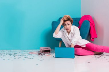 Dizüstü bilgisayar kullanarak Internet'te bilgi okuma reklam içeriğiniz için kopya alanı ile onun dizüstü bilgisayar ekranına bakarak memnun yüz ifadesi, yorgun kızla portresi kapatın