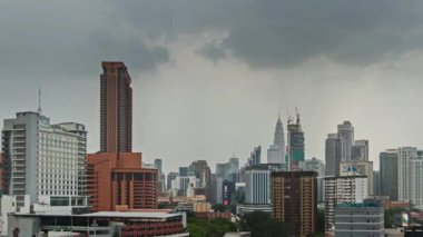 Şehir manzarası üzerinde yağmur bulutlarının zaman aşımı