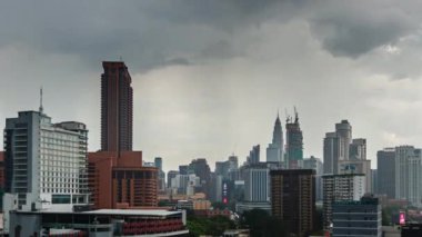Şehir manzarası üzerinde yağmur bulutlarının zaman aşımı