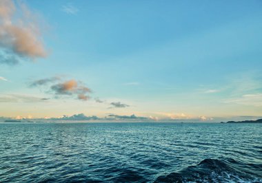 Deniz üzerinde renkli günbatımı olan doğal manzara, seyahat konsepti