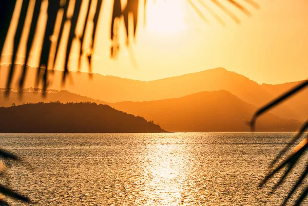 Vista Panorâmica Pôr Sol Dramático Sobre Mar Montanhas Conceito Viagem — Fotografia de Stock