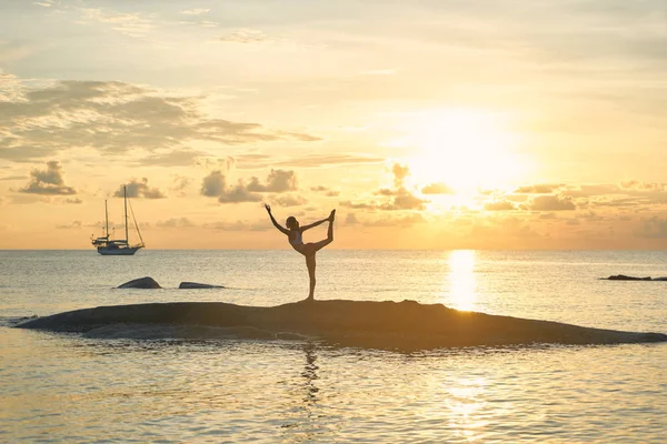 Mujer Joven Practica Yoga Costa Del Mar Durante Colorido Atardecer — Foto de Stock