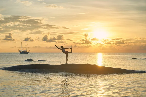 Mujer Joven Practica Yoga Costa Del Mar Durante Colorido Atardecer — Foto de Stock