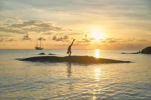 年轻女子在五彩缤纷的日落 旅行理念下 在海滨练习瑜伽 — 图库照片