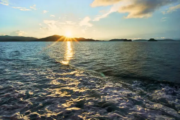 海の上にカラフルな夕日と自然景観旅行のコンセプト — ストック写真