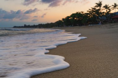 Avuç içleri üzerinde dramatik günbatımı manzarası, seyahat kavramı 