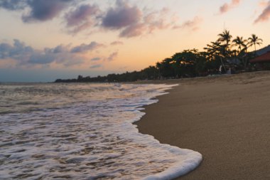 Avuç içleri üzerinde dramatik günbatımı manzarası, seyahat kavramı 
