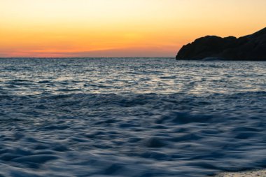 Deniz aşırı dramatik günbatımı manzarası, seyahat konsepti 