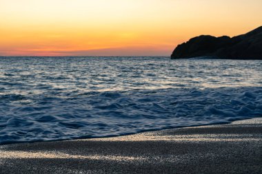 Deniz aşırı dramatik günbatımı manzarası, seyahat konsepti 