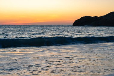 Deniz aşırı dramatik günbatımı manzarası, seyahat konsepti 