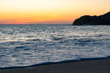 Deniz aşırı dramatik günbatımı manzarası, seyahat konsepti 